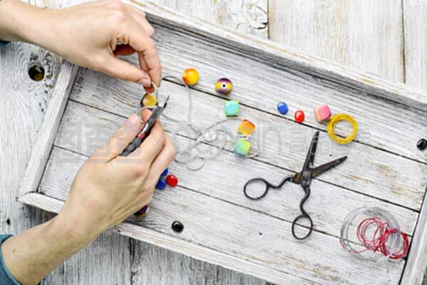 匠心独运 手工珠宝的艺术之光与广告设计的灵感交响